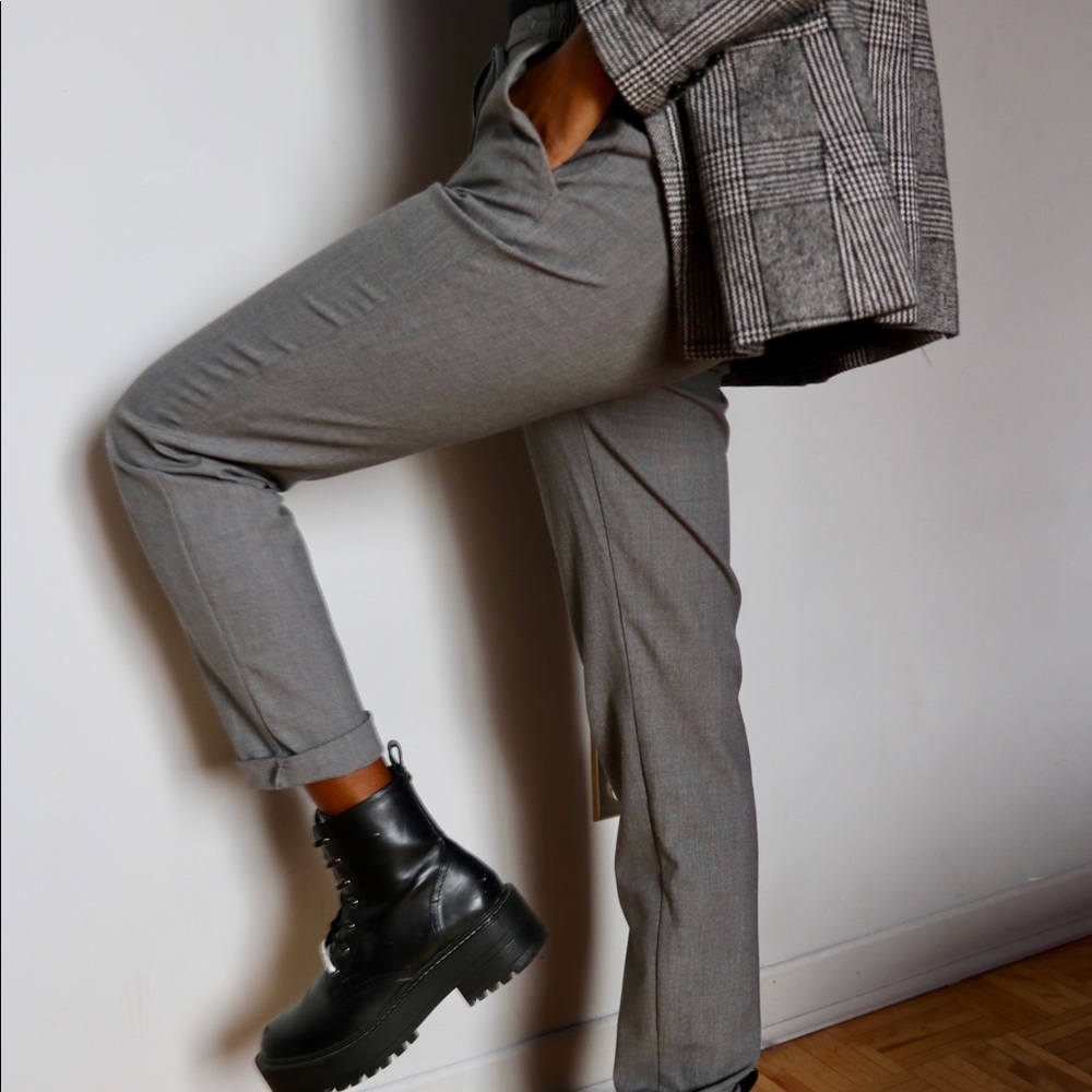 Grey trousers with pockets